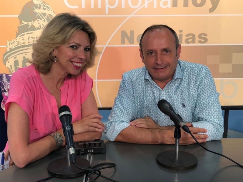 Entrevista en ChipiPionana Hoy con dos invitados sentados en un estudio de radio.