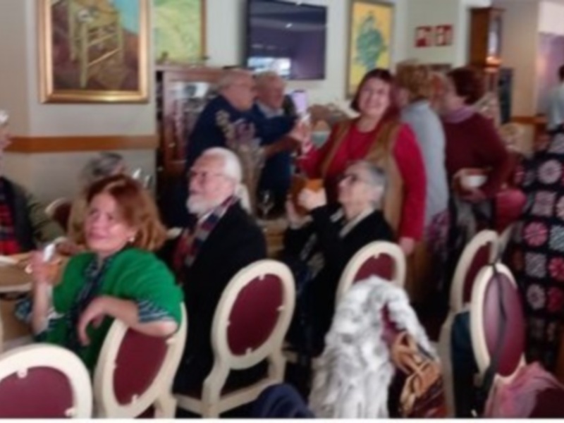 Celebración en un restaurante con personas disfrutando de un evento social.
