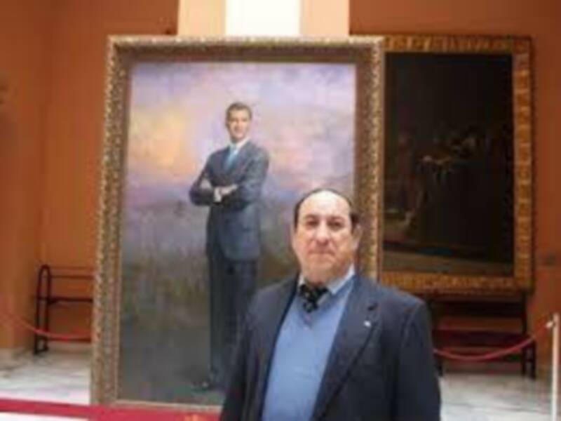 Persona posando delante de un retrato enmarcado en un museo.