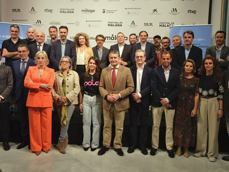 Participantes del Festival de Málaga posando para una foto oficial en un evento organizado por RTVE y el Ayuntamiento de Málaga.