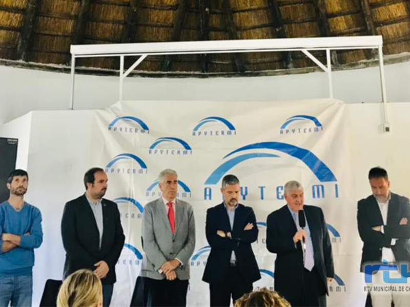 Presentación oficial en Chipiona con autoridades y representantes de RTV Municipal.