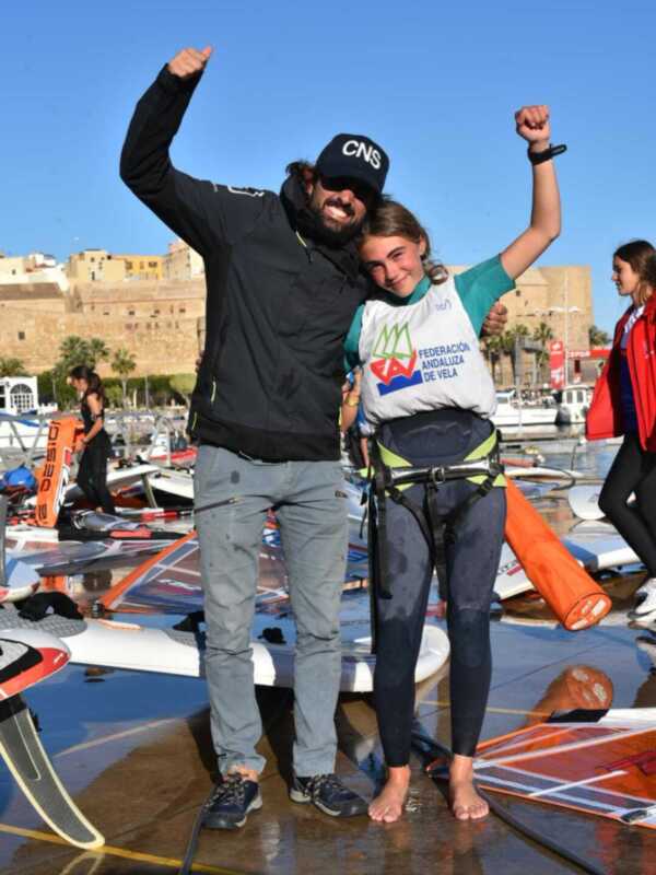 Celebración de una victoria en windsurf con la Federación Andaluza de Vela en el puerto.
