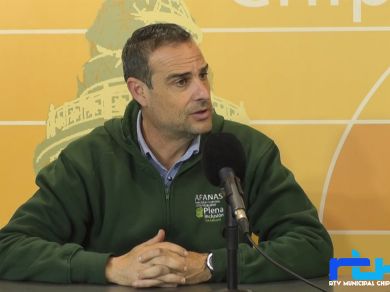 Persona hablando en una rueda de prensa en Chipiona, con el logo de RTV Municipal Chipiona en el fondo.