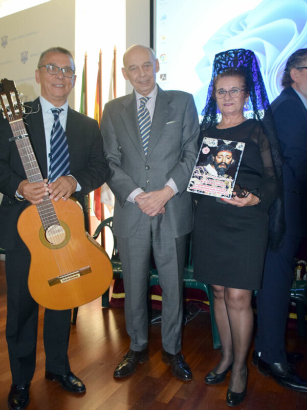 Celebración con música y cultura en un evento formal.