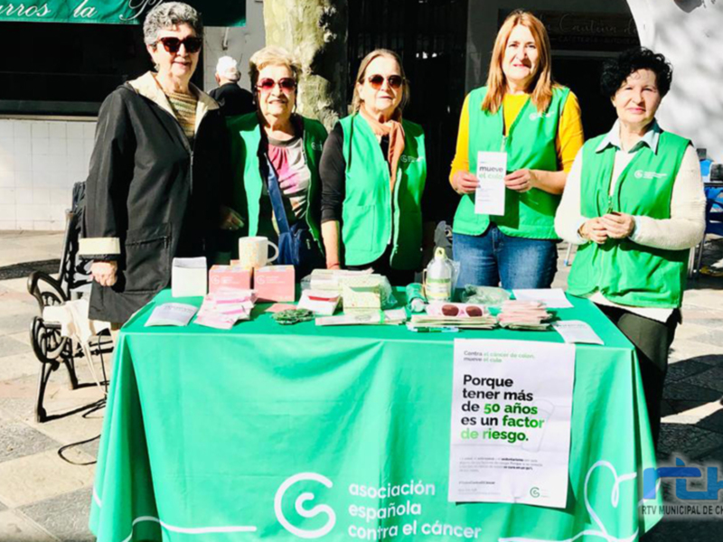 Voluntarios de la Asociación Española contra el Cáncer promoviendo la detección temprana del cáncer de cuello uterino en Chipiona.