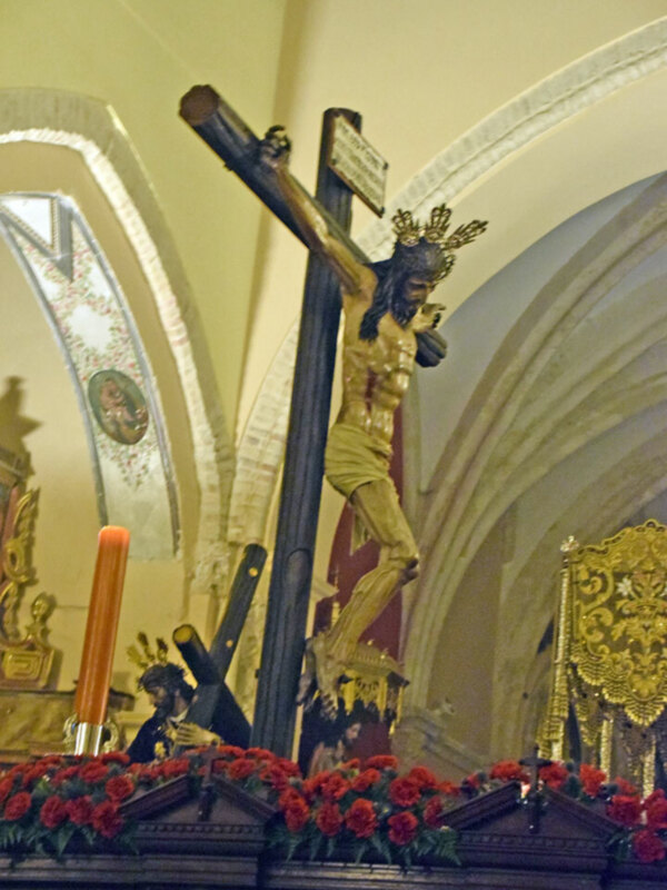 Representación del Cristo de la Buena Muerte en una procesión religiosa.