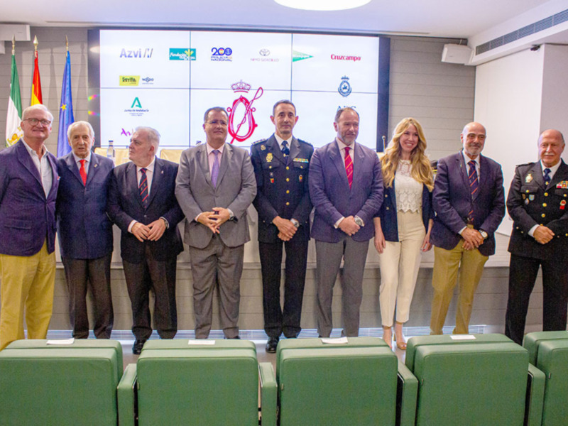 Conferencia oficial con autoridades y representantes de organizaciones en un auditorio.