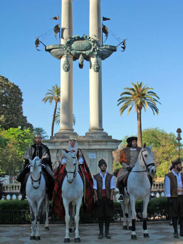 Recreación histórica de la figura de Isabel I en Sevilla, con caballeros y caballos frente a la Fuente de Isabel.