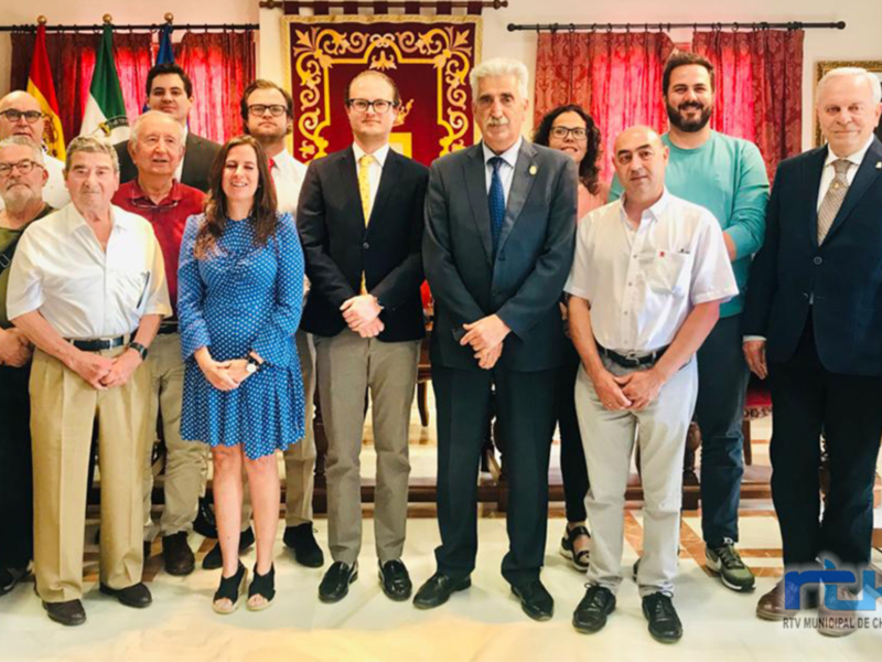 Reunión oficial en el Ayuntamiento de Chipiona con autoridades y representantes locales.