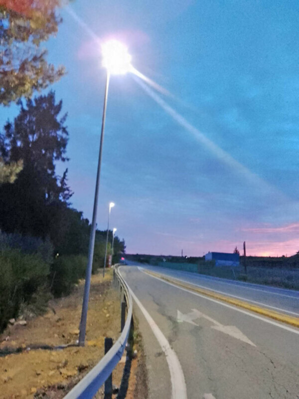 Luz de calle en la carretera al atardecer
