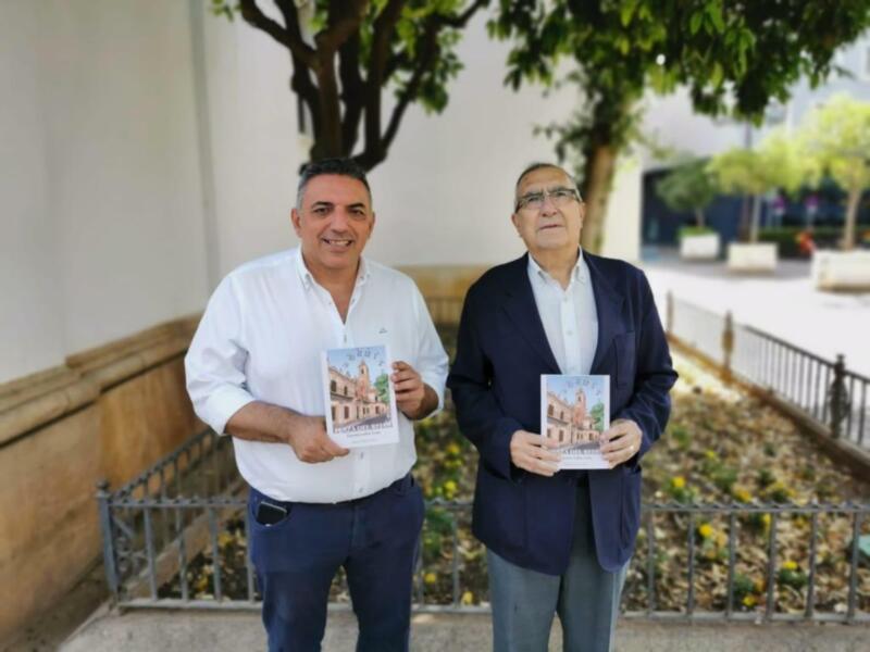 Presentación del libro 'Plaza del Rey' en un entorno urbano con árboles y edificios al fondo.