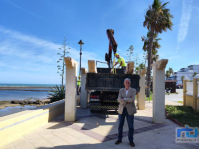 El Alcalde de Chipiona informa de la demolición de las pérgolas del paseo de las Canteras debido a su estado de oxidación y deterioro