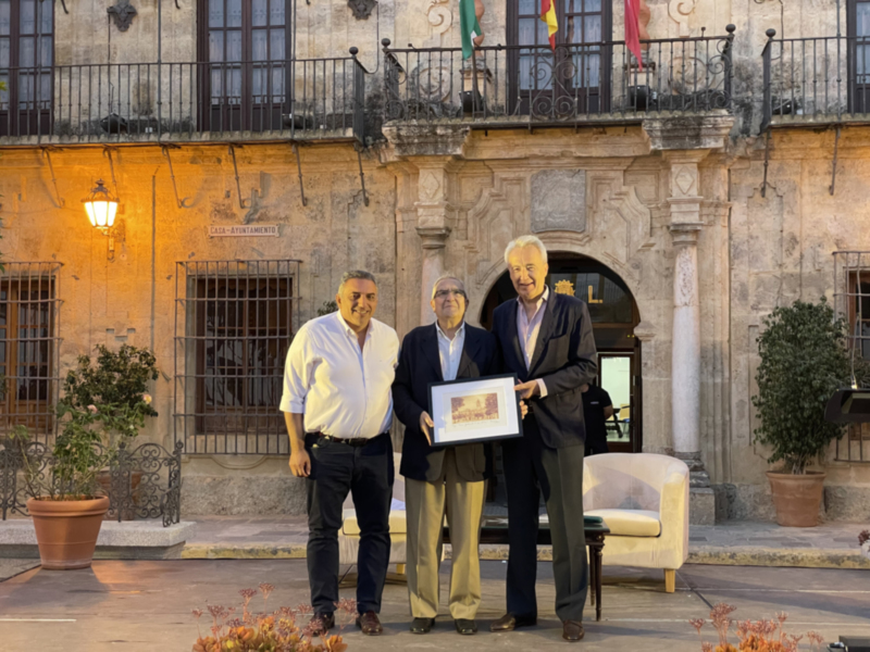 Entrega de reconocimiento en la Casa-Ayuntamiento.