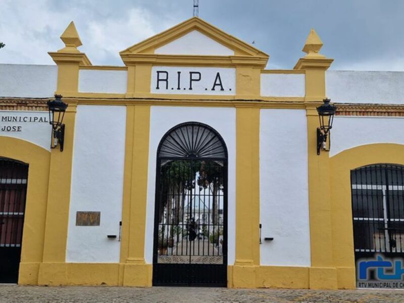 Entrada del edificio municipal de Chipiona, con la sigla R.I.P.A. en la parte superior y el nombre del municipio en la fachada lateral.