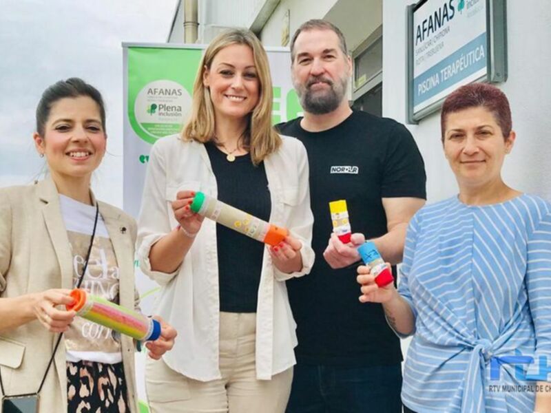 Equipo de AFANAS con productos de terapia en el exterior de la piscina terapéutica.