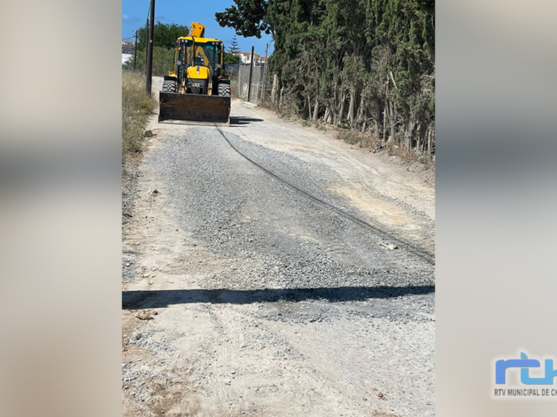 Trabajos de reparación de carretera con maquinaria pesada en Chipiona.