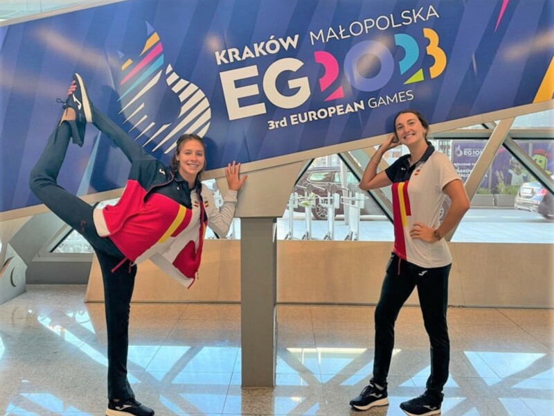 Atletas en el Aeropuerto de Cracovia, listos para los Juegos Europeos 2023.