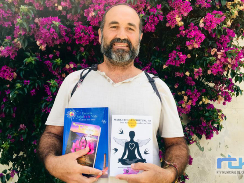 Autor presentando sus libros sobre salud y marketing espiritual en Chipiona.