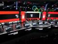 Escenario de la Semana de Esports Olímpicos en Singapur 2023, con pantallas y anillos olímpicos destacados.