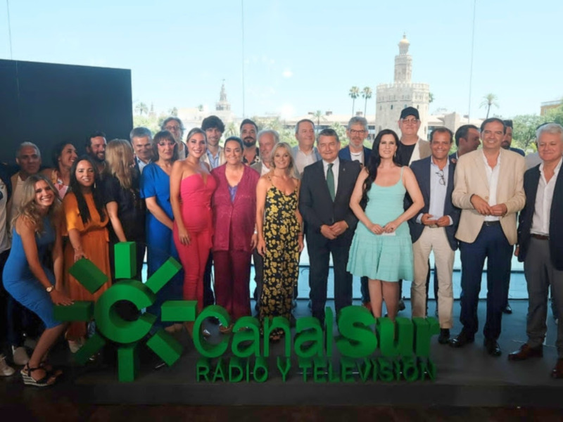 Equipo de Canal Sur Radio y Televisión en una reunión en Sevilla.