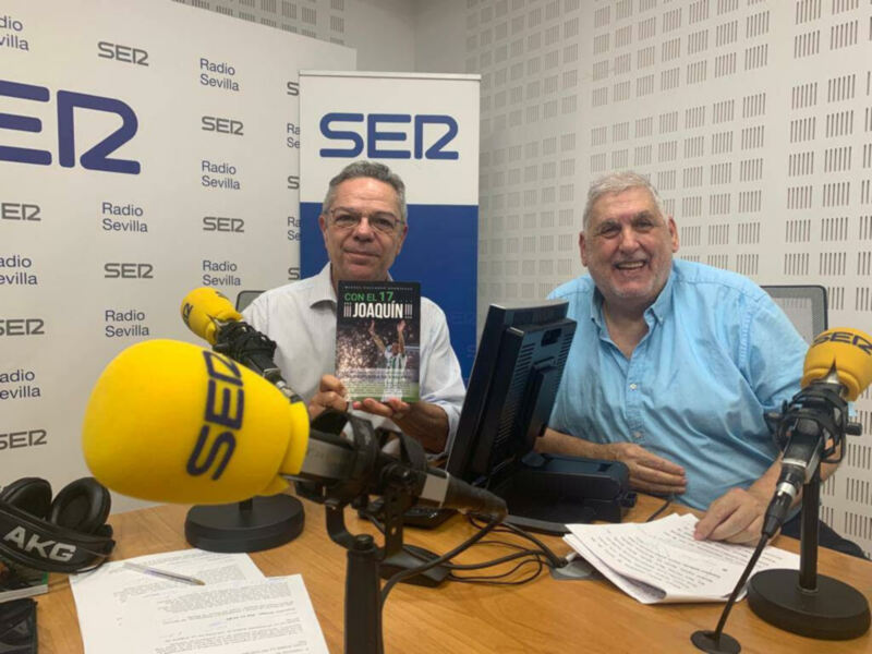 Entrevista en Radio Sevilla con dos invitados en estudio.