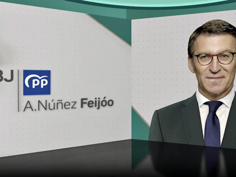 Vista de un hombre en traje y corbata, con un fondo que incluye el logotipo del PP y la fecha 23J, posiblemente en un contexto político o electoral.