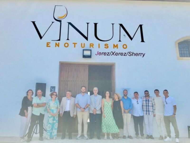 Equipo de Vínum, una empresa dedicada al enoturismo en Jerez, Xerez y Sherry. La imagen muestra a varios miembros de su equipo posando frente a la fachada de su sede.
