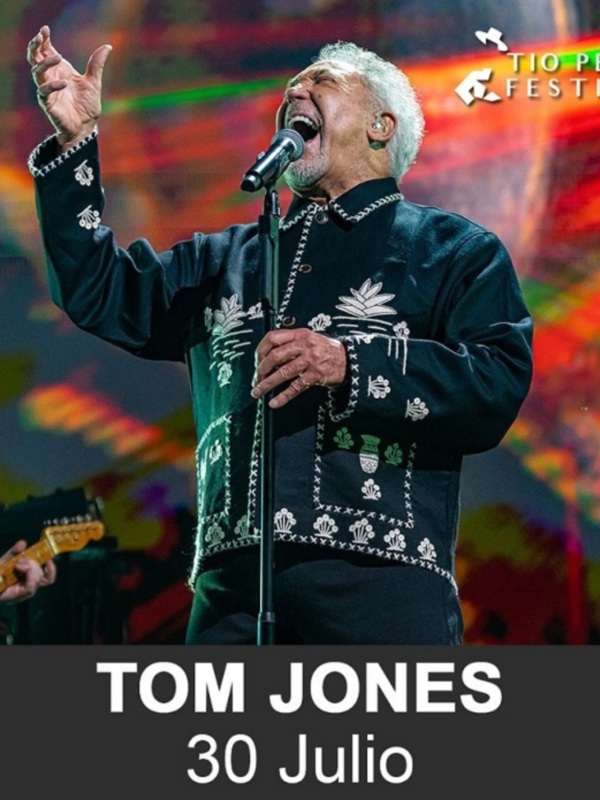 Tom Jones cantando en vivo durante el Tío Pepe Festival en Jerez.