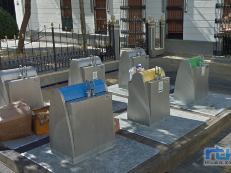 Estaciones de lavado para mascotas en una calle urbana.