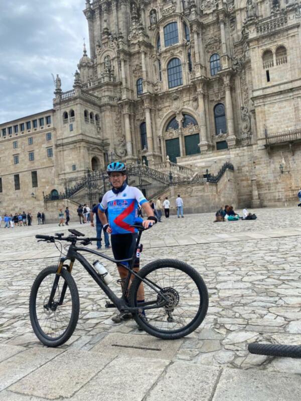 Bicicleta de montaña en el centro histórico de Santiago de Compostela, con la catedral al fondo.