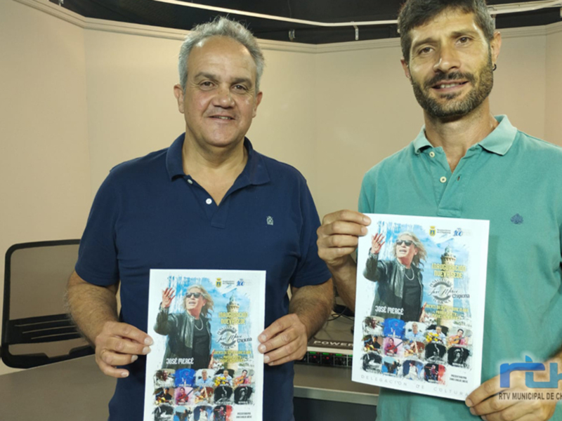 Dos personas sostienen un folleto con imágenes de eventos culturales en un entorno profesional.