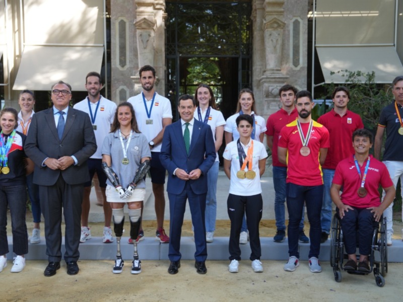 Equipo español de atletas paralímpicos posa con medallas en una ceremonia oficial.