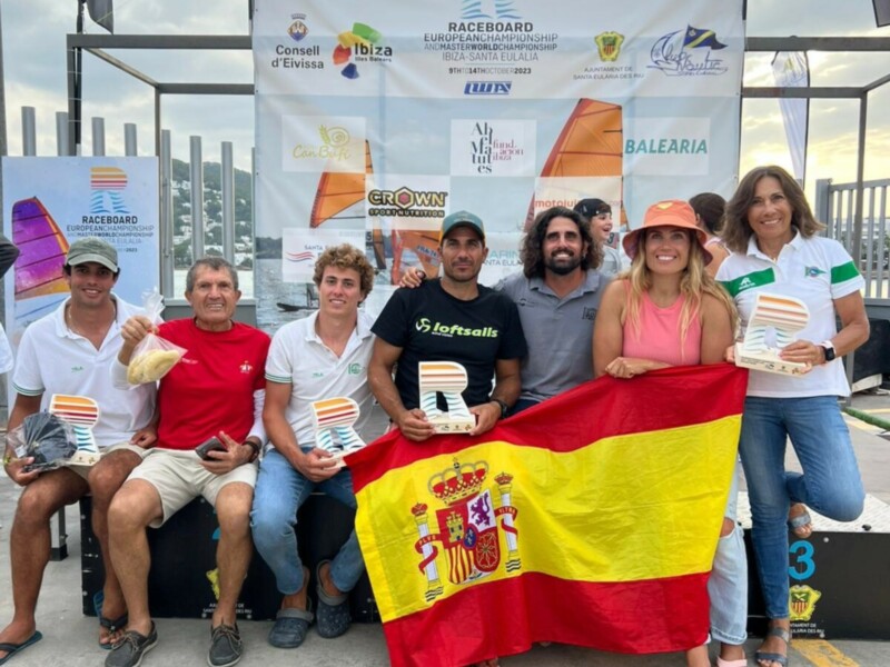 Equipo español celebrando en el podio del Campeonato Europeo de Raceboard 2023 en Ibiza, Santa Eulalia.