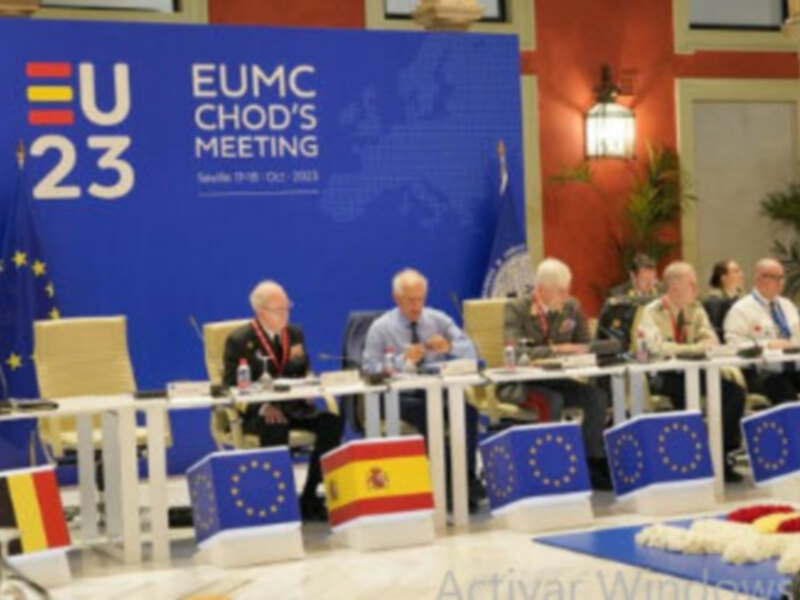 Reunión de la Comisión Europea en Bruselas, con los países miembros de la UE y la bandera de la UE en el fondo.