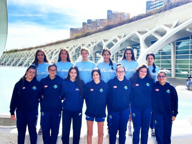 Equipo de natación femenino posando en la plaza de la Ciudad de las Artes y las Ciencias, Valencia.