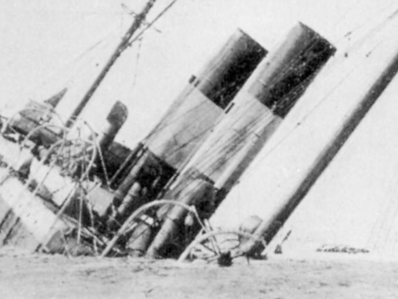 El Titanic hundido, tras el impacto con el iceberg.
