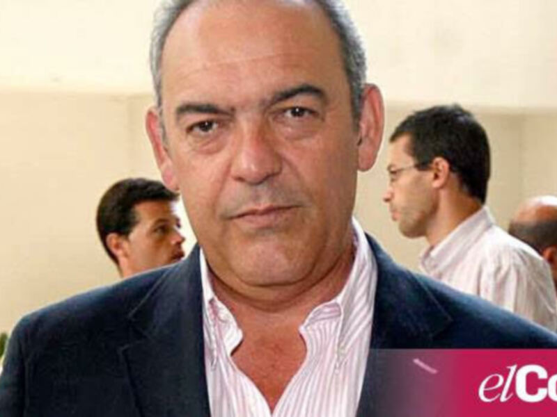 El pié de foto: "Esta imagen muestra a un hombre en una reunión formal, con otros individuos al fondo. La escena sugiere un entorno de negocios o conferencia."