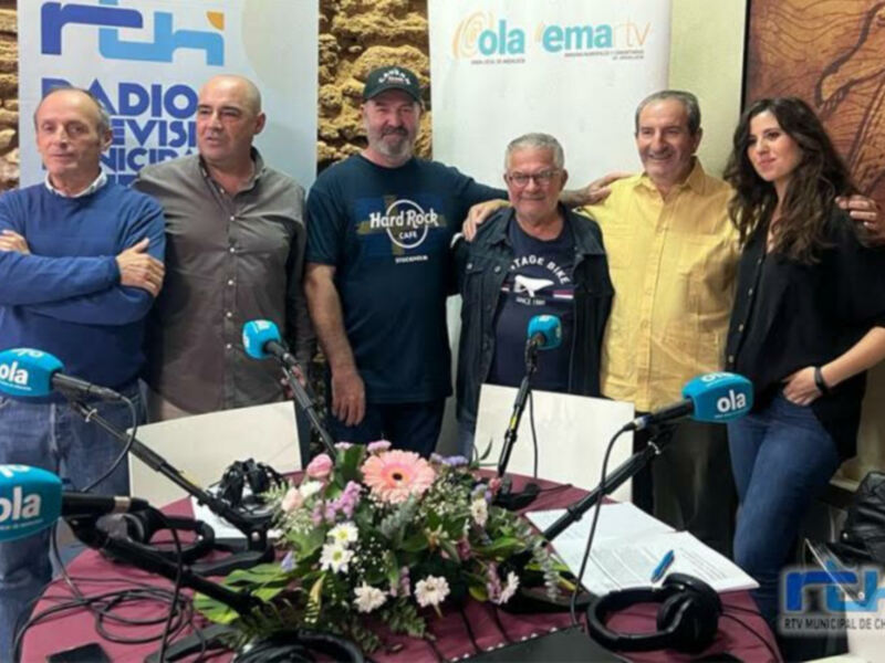 Gruppo di persone in un studio radiofonico con microfoni Ola e cartelloni RTV Municipal de Chipiona