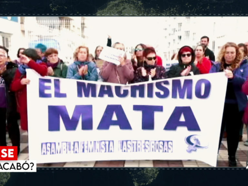 Manifestación contra el machismo, con pancarta 'El machismo mata' y logo de la Asamblea Feminista Las Tres Rosas.