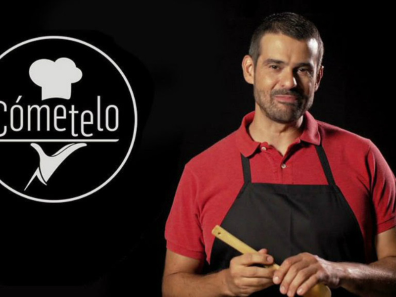 Chef con delantal y logo 'Cómetelo' en fondo negro.