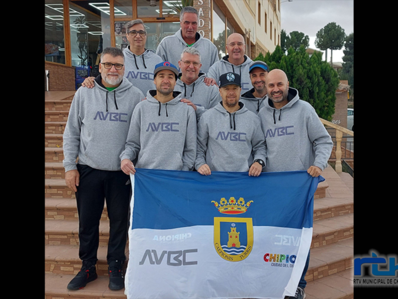Equipo AVBC celebrando con su bandera municipal de Chipiona.