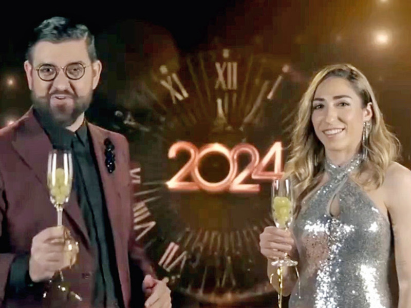 Celebración del Año Nuevo 2024 con champán y elegancia.