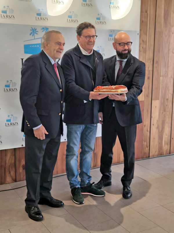 Celebración de aniversario con pastel en Puerto Sevilla, La Raza.