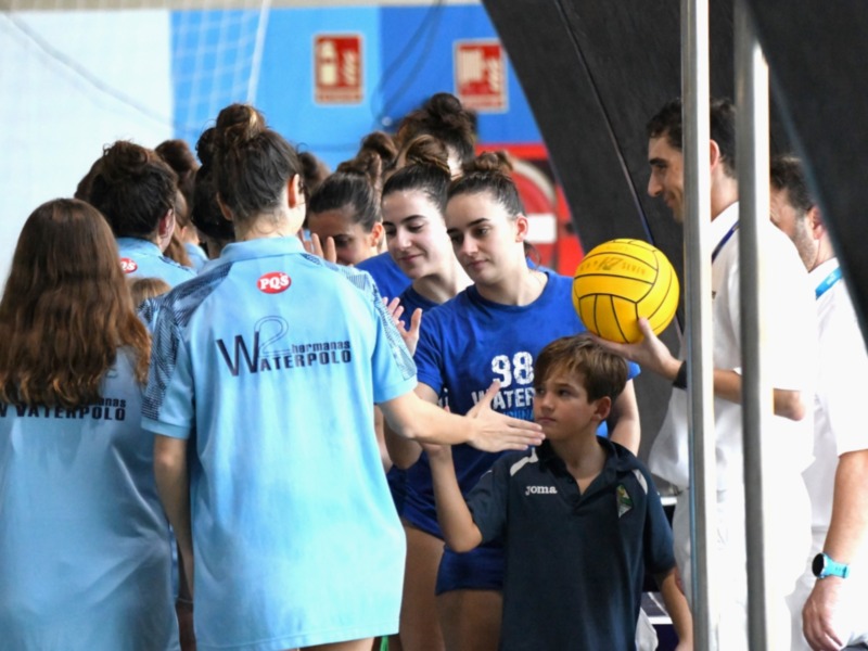 Equipo de waterpolo en una reunión técnica antes del partido.