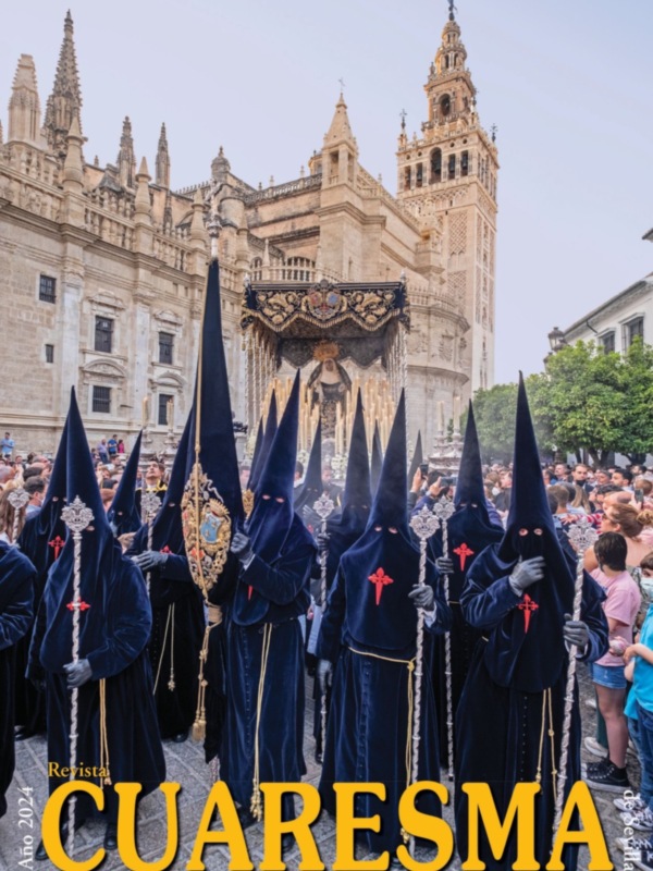 Procesión de Semana Santa en Sevilla, con la Catedral de Santa María la Mayor al fondo. Los penitentes portan capas negras y guantes de color gris, mientras que la imagen central muestra una imagen de la Virgen María. La fecha de la imagen es 2024.