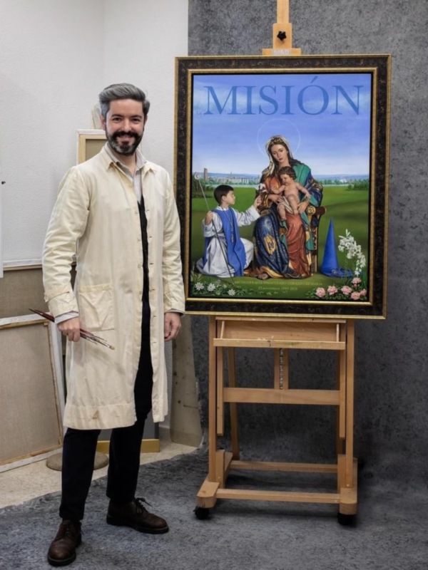 Artista junto a su obra titulada 'Misión' que ilustra a la Virgen María y el Niño Jesús.