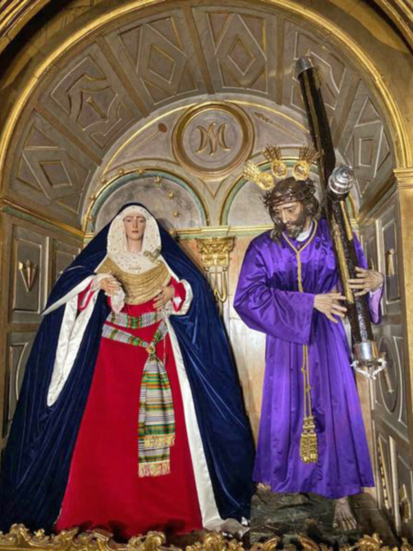 Estatuas religiosas de la Virgen María y San Juan Bautista en un entorno arquitectónico dorado y decorado.