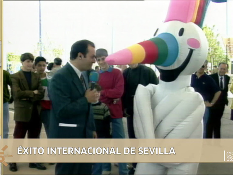 Entrevista en evento con personaje inflable en Sevilla.