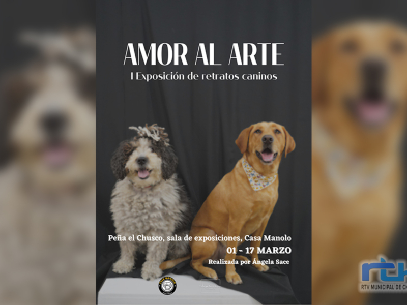 Exposición de retratos caninos en Casa Manolo, con dos perros sonrientes frente al escenario.