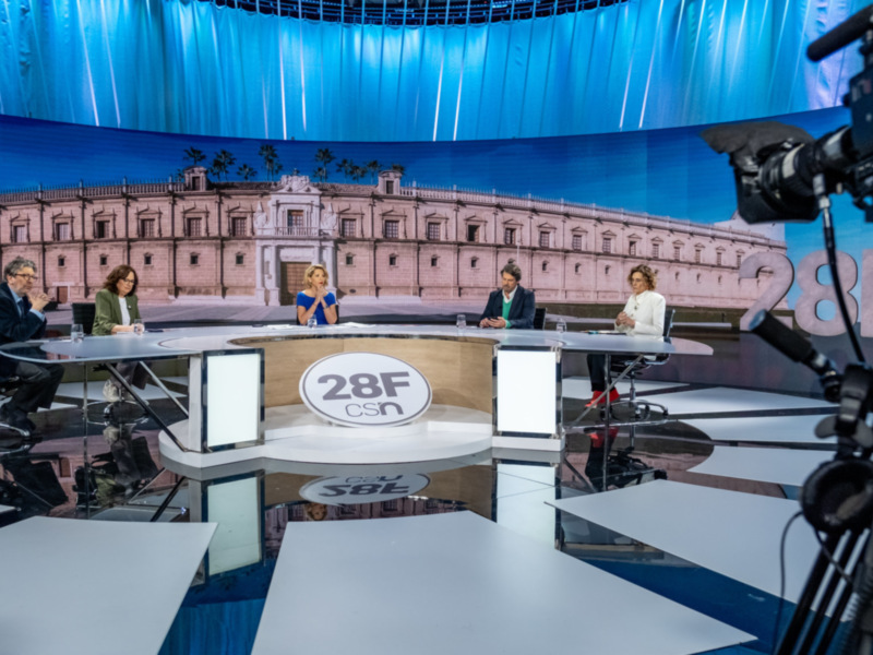Panelistas en un estudio de televisión con fondo de palacio y logo '28F CSN'.